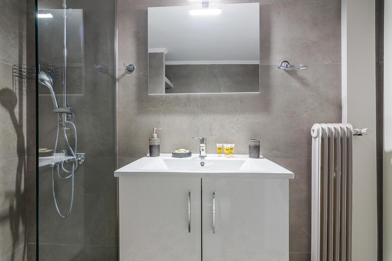 A Modern 2-Bedroom Apartment Near Areios Pagos Athens Luaran gambar