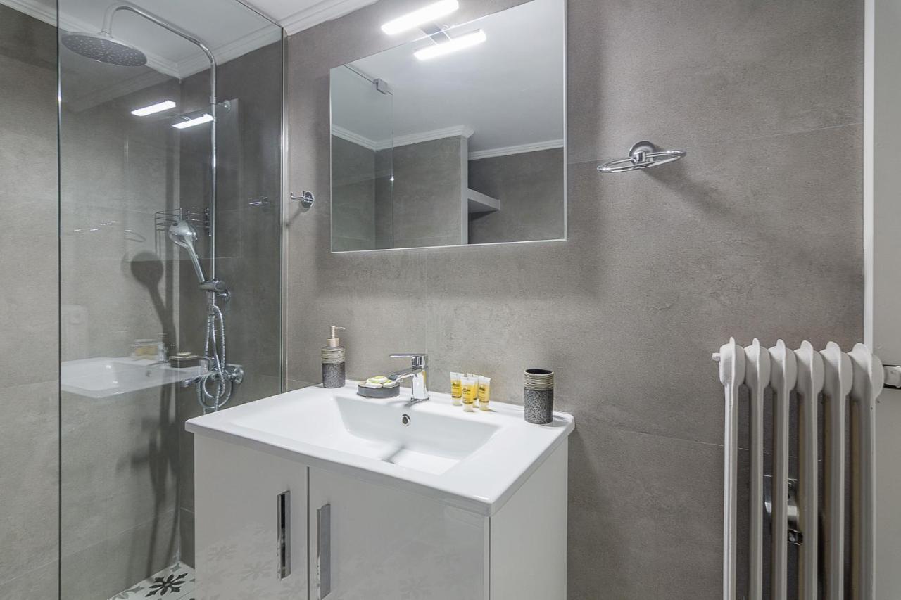 A Modern 2-Bedroom Apartment Near Areios Pagos Athens Luaran gambar